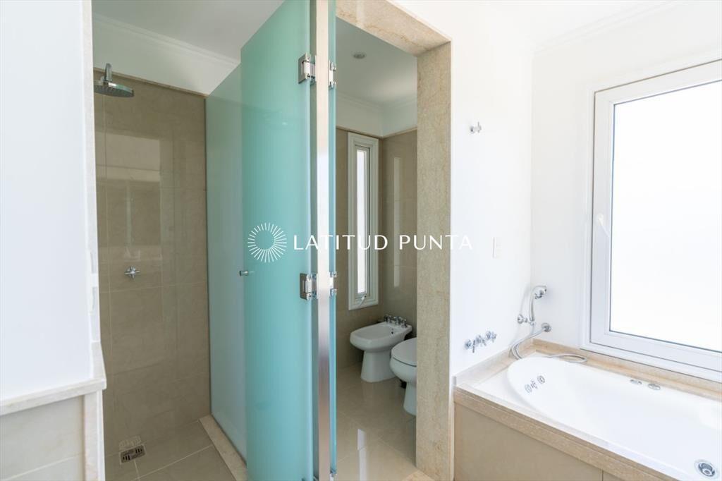 Apartamento en venta Playa Mansa 4 dormitorios