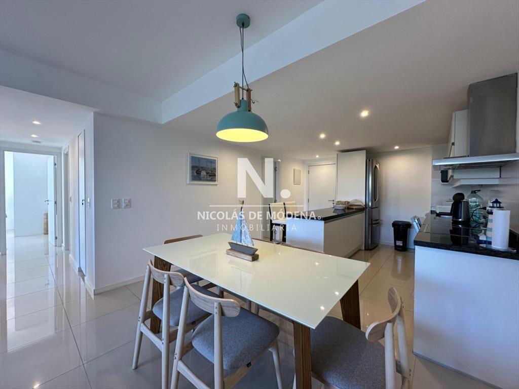 Vende en Punta del Este, apartamento de 3 dormitorios con v