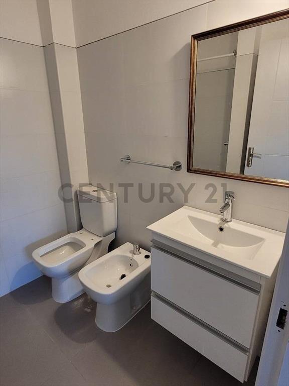 ALQUILER APARTAMENTO TIPO CASA, 2 DORMITORIOS, JARDÍN ANT...