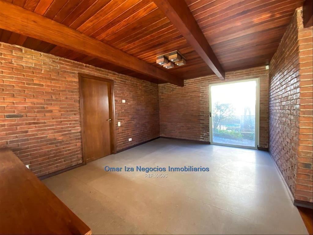 Venta gran casa en Carrasco 4 dormitorios fondo con piscina