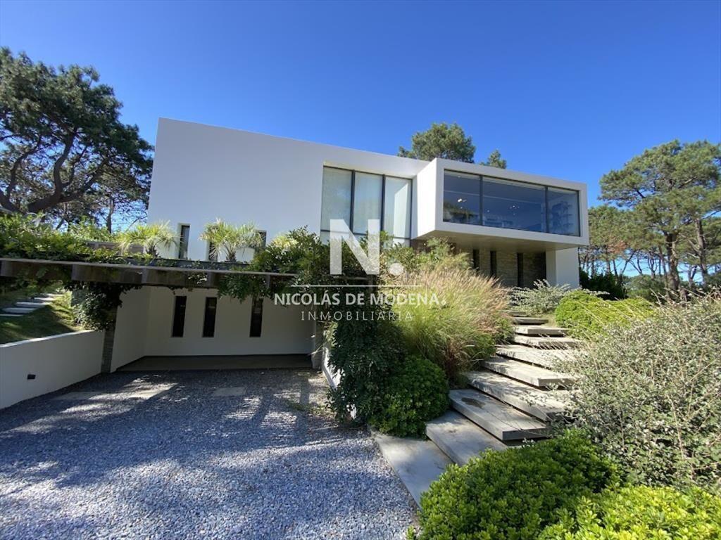 Vende casa en Pinar del Faro de 3 dormitorios.