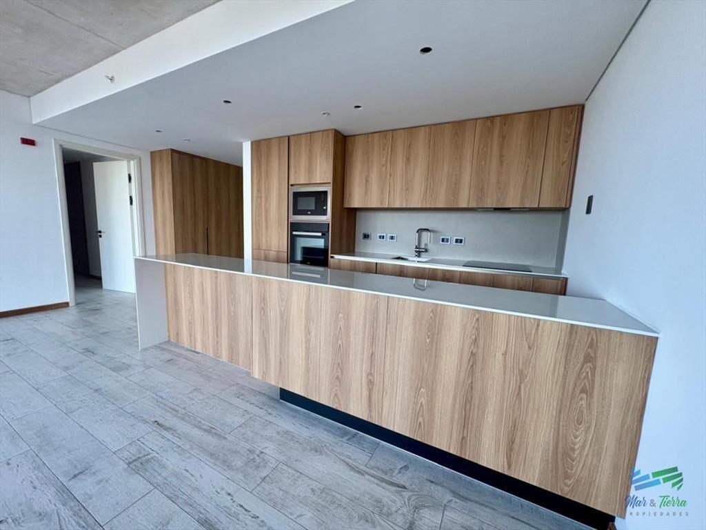 Oportunidad en Surfside - Piso alto   1 +