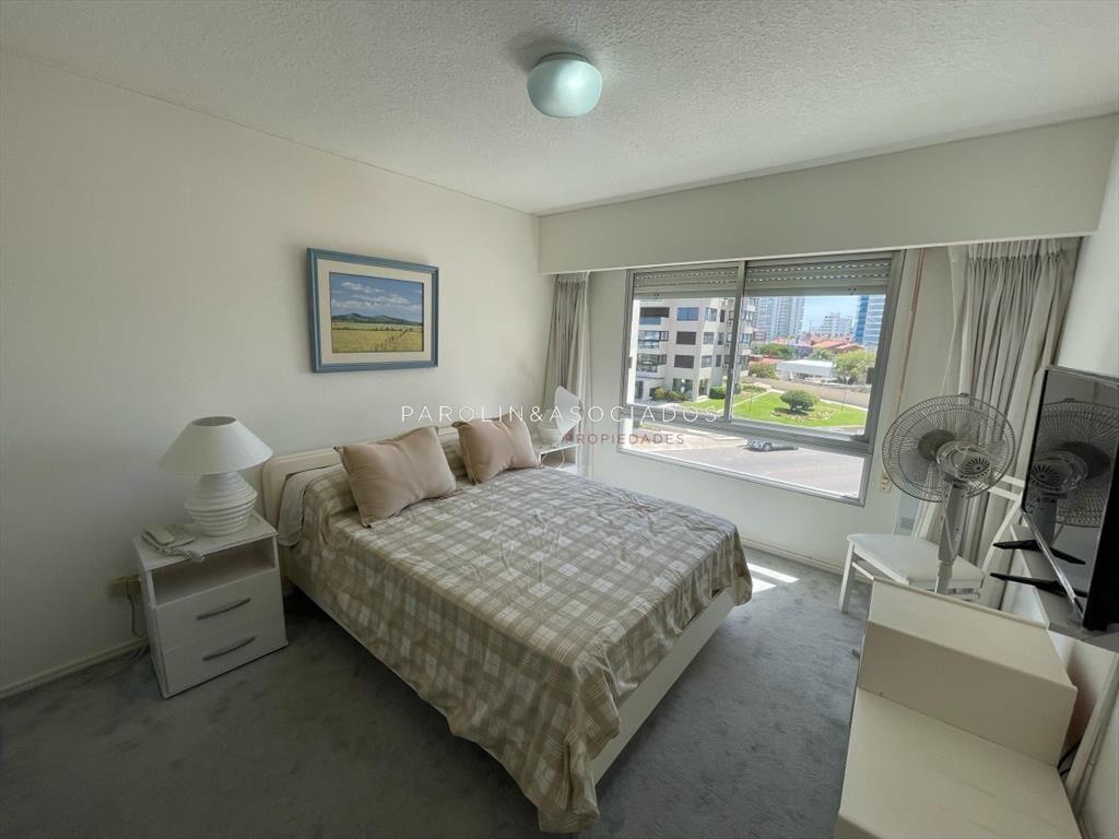 Apartamento de 2 dormitorios y dependencia de en