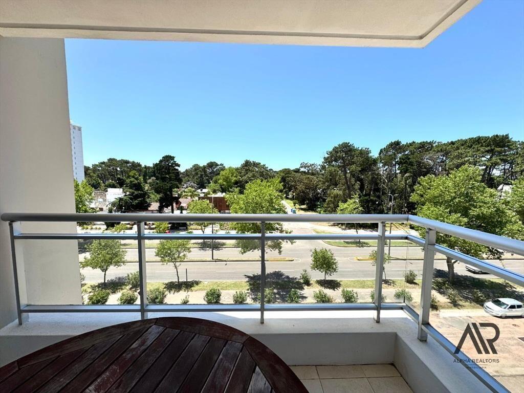 Apartamento en venta de 3 dormitorios c/ cochera en Roos...