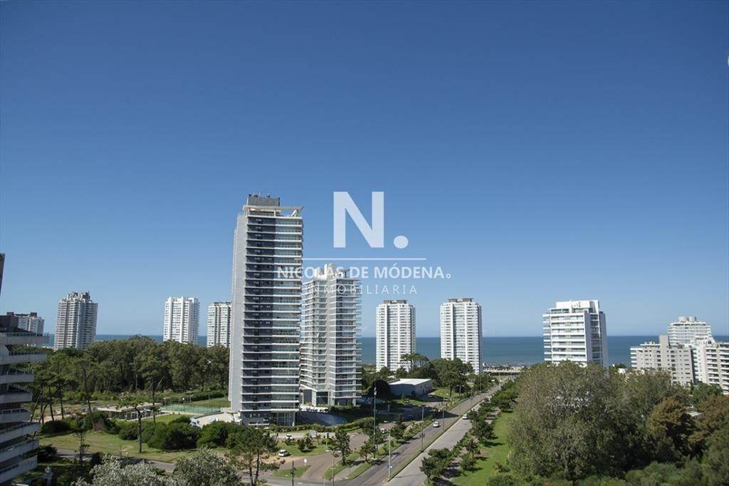 Venta de amplio apartamento de 3 dormitorios y de