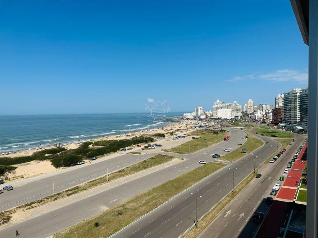 Apartamento de 3 dormitorios en venta en Punta del Este