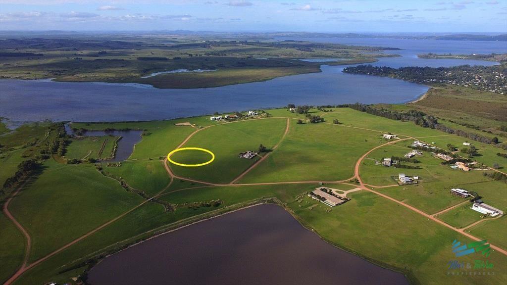 Venta de terreno en Laguna de los Cisnes