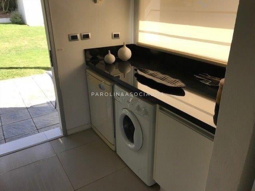 Hermosa casa en venta de 4 dormitorios frente al mar en Mon