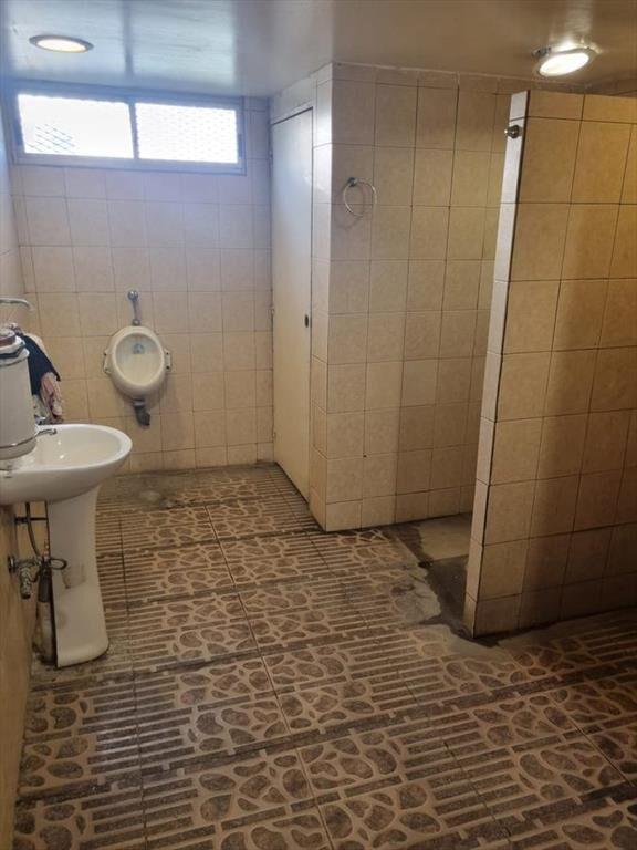 Proximo ruta 102 y Belloni, 1600 m2 con baños, vestuarios y