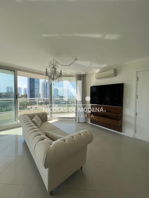 Vende apartamento de 3 dormitorios en Roosevelt.