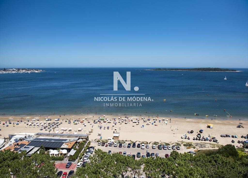 Vende Apartamento de 4 dormitorios en playa de a