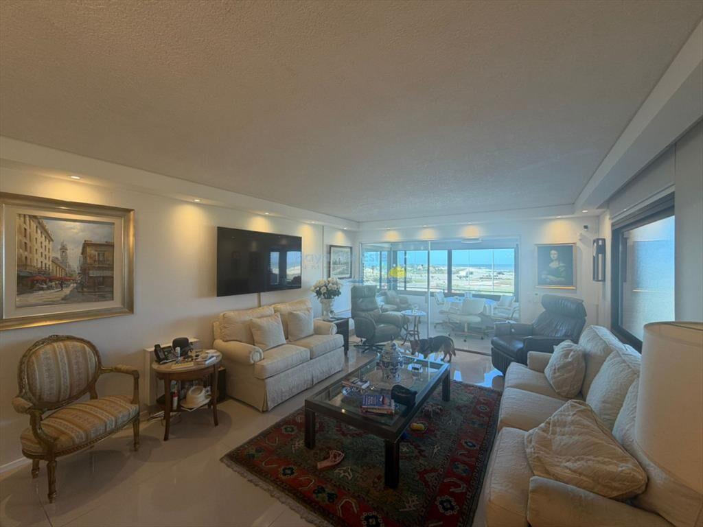 Apartamento en venta de 3 dormitorios en punta ,