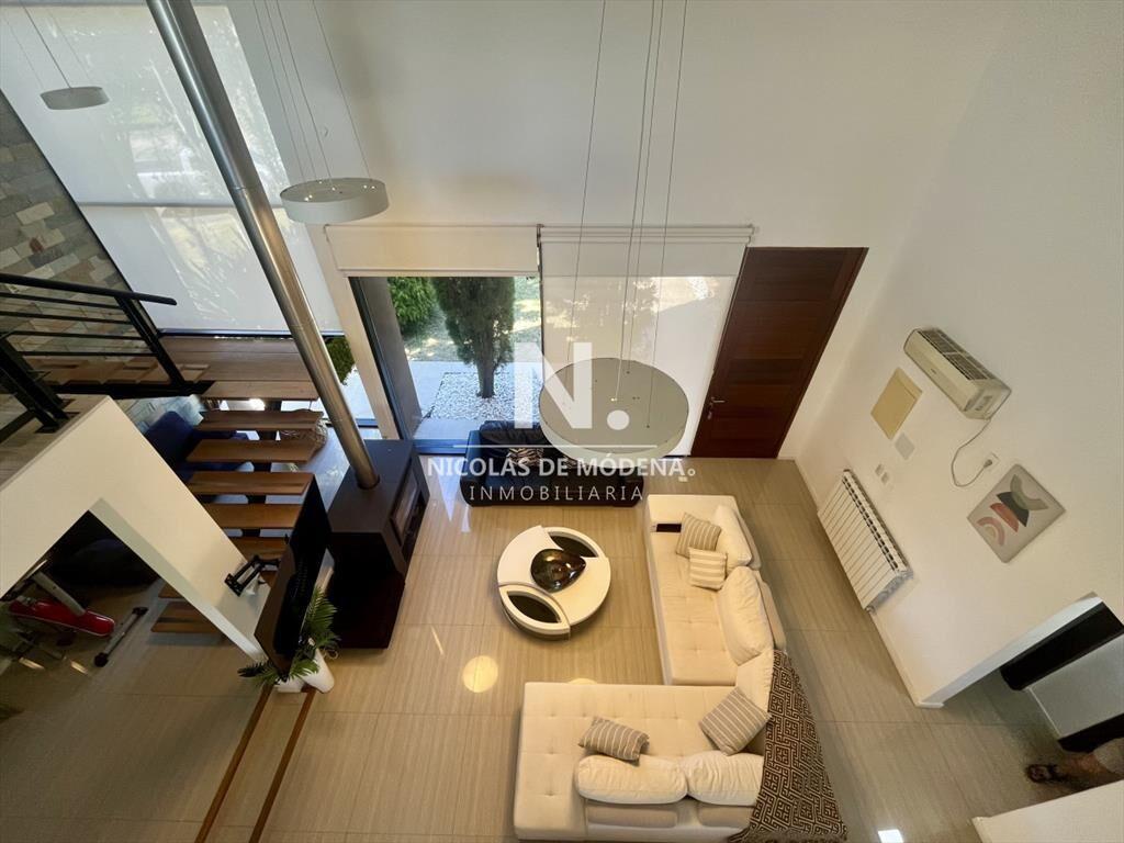 Excepcional casa de dos plantas en Le Residence en venta,