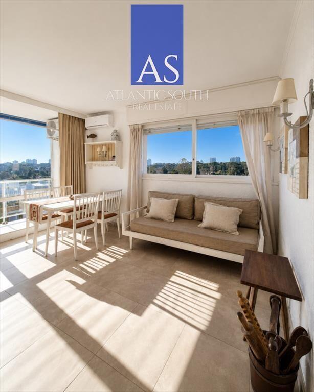 Apartamento de 1 dormitorio con vista al mar y en