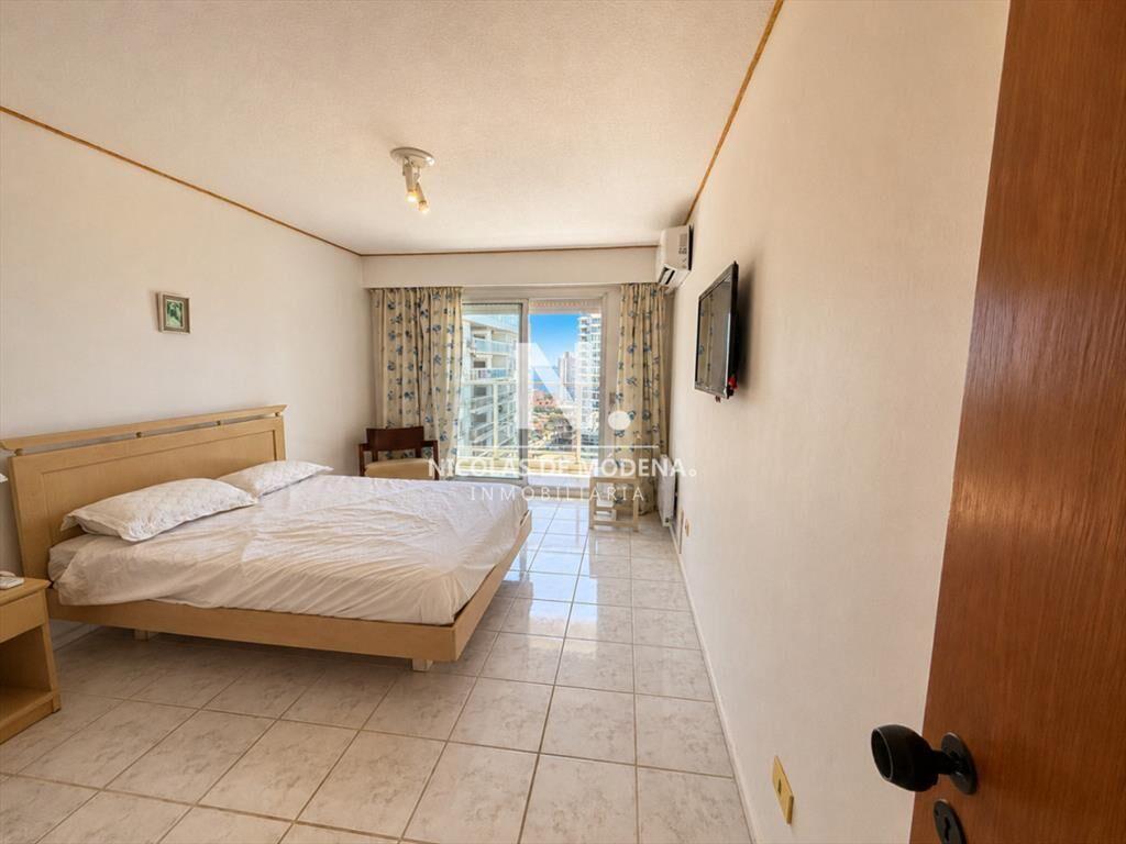 Apartamento de 1 dormitorio y medio - piso alto -