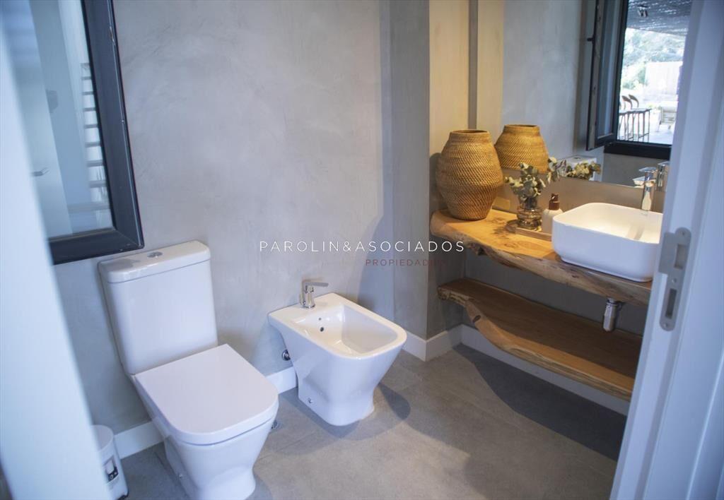 Hermosa casa en venta de 4 dormitorios en Laguna