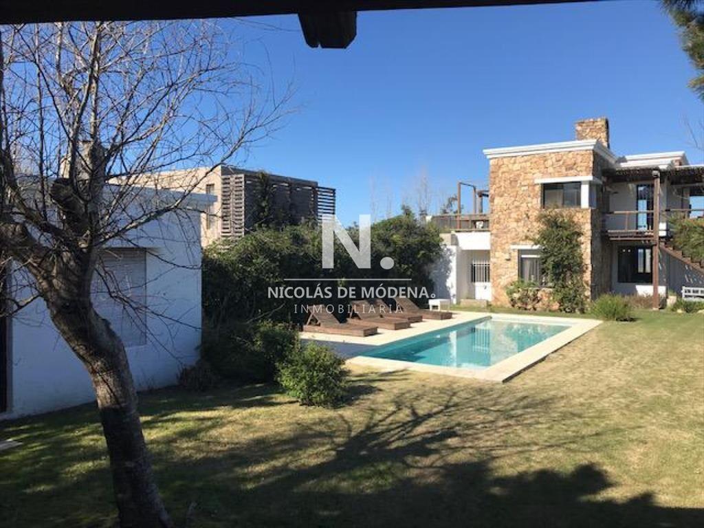 Se vende casa de 4 dormitorios en Manantiales