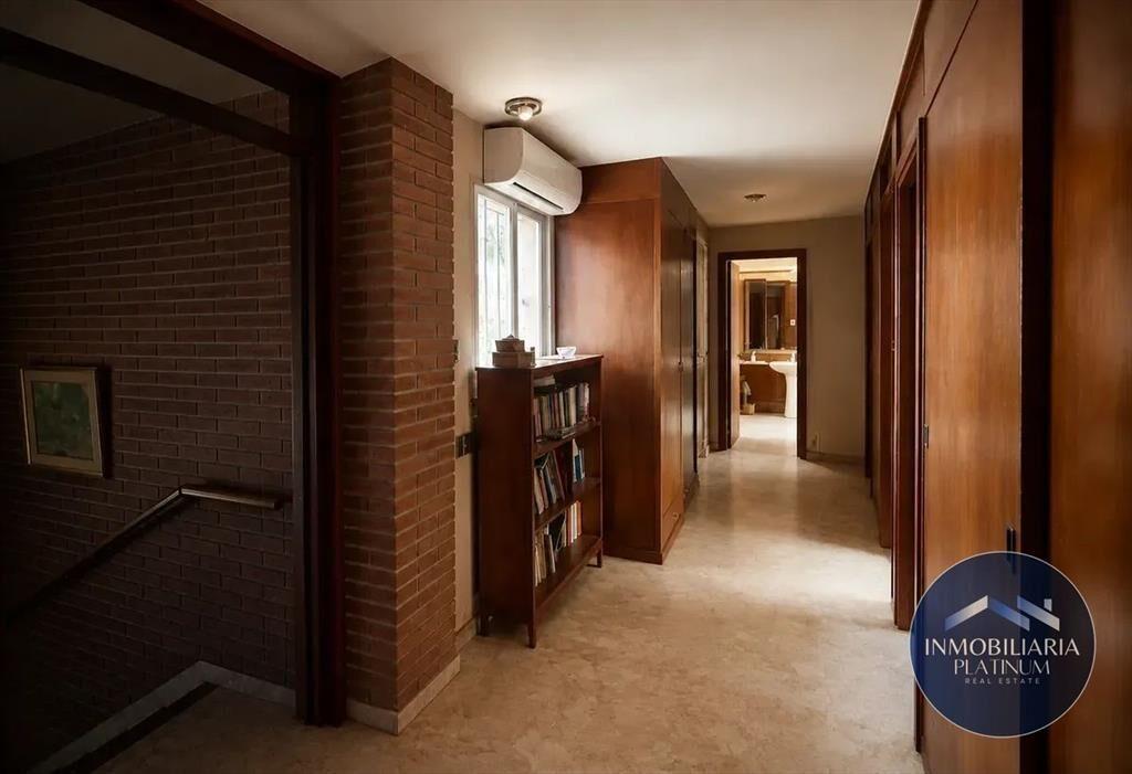 Casa en venta c/ cochera y amplio terreno en Parque Batlle
