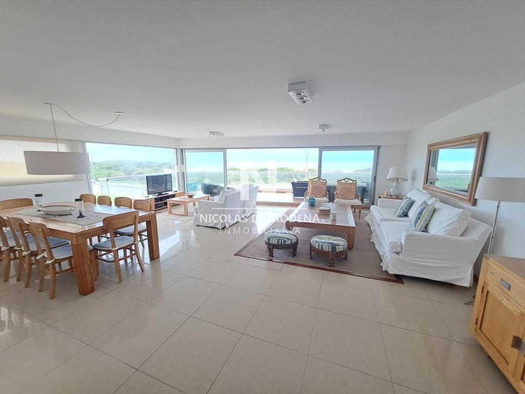 Apartamento en venta de 3 dormitorios y servcio