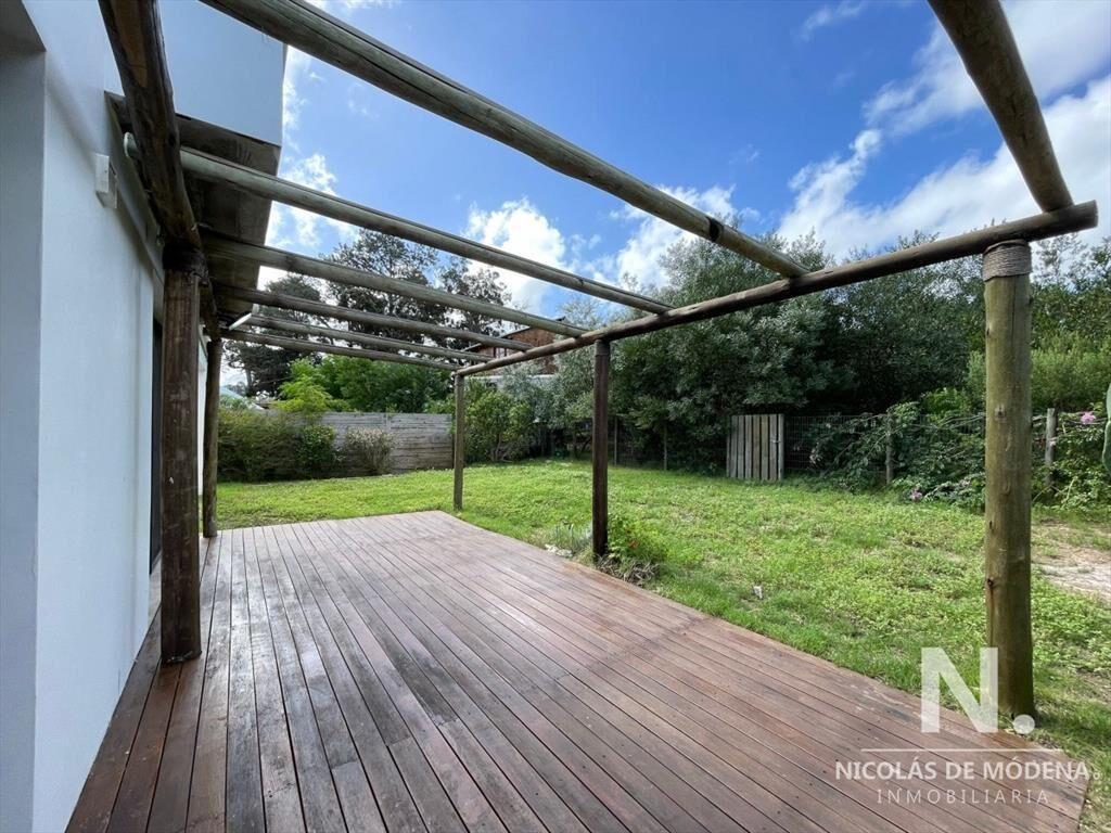 Vende casa, moderna. 3 dormitorios y 3 baños, Barrio Marly
