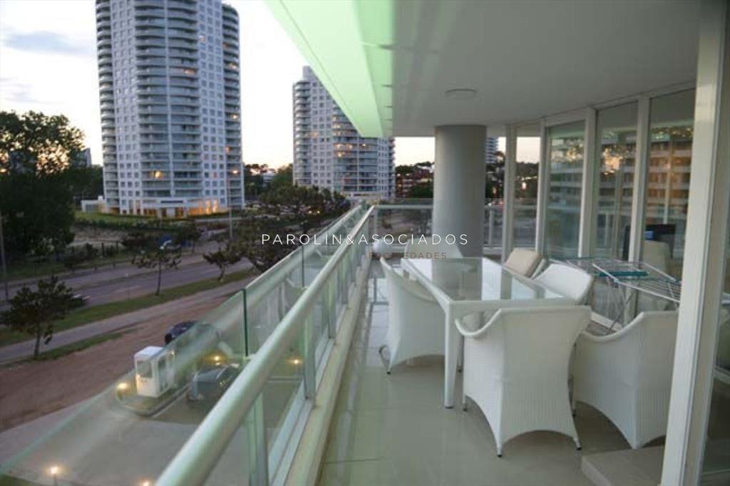 Departamento en Venta de 3 Dormitorios + en Torre