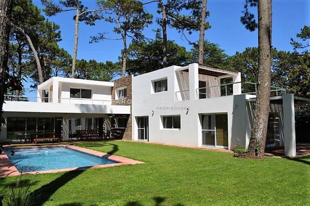 Casa en venta de 4 dormitorios a pasos de la del
