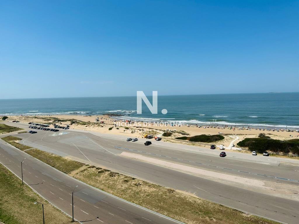 Apartamento de 3 dormitorios en venta en Punta del Este
