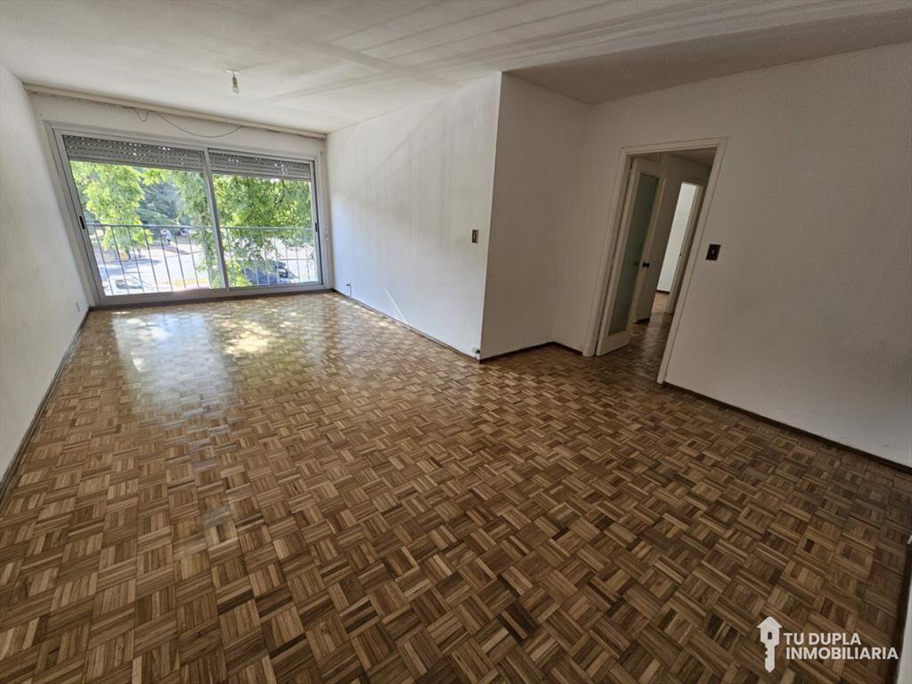 Amplio apartamento de 3 dormitorios + servicio en