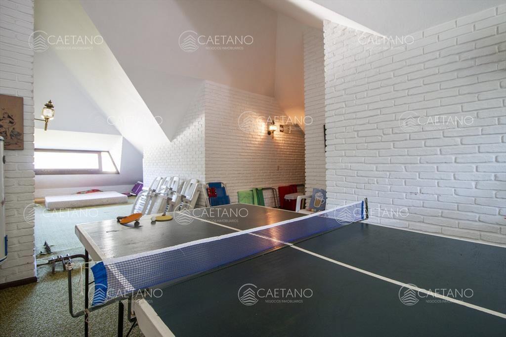 Venta de casa de 4 dormitorios más dependencia y