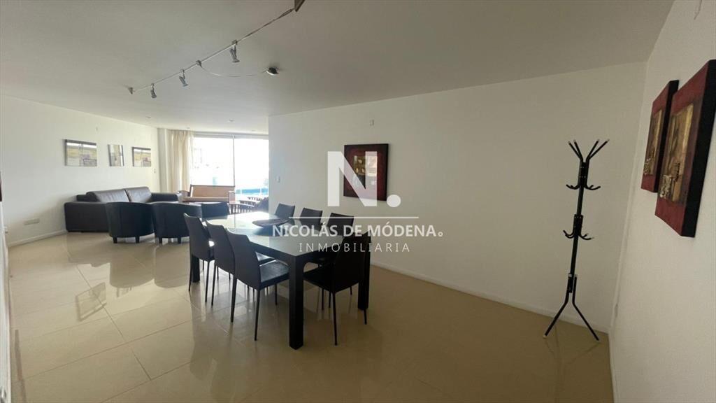Apartamento en venta de 3 dormitorios y dependencia en Pun