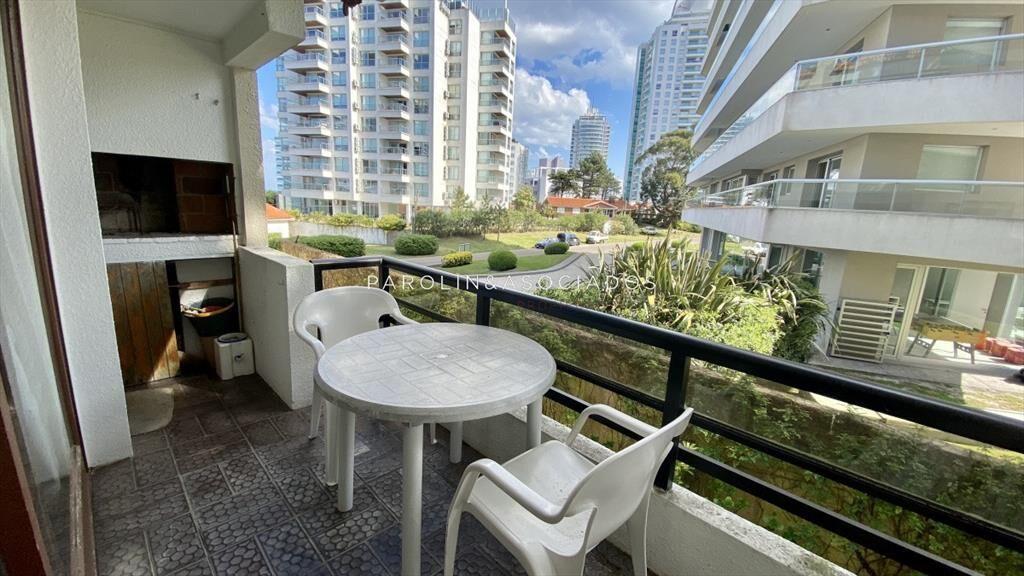 Apartamento en venta a una cuadra del Mar y con Parrillero
