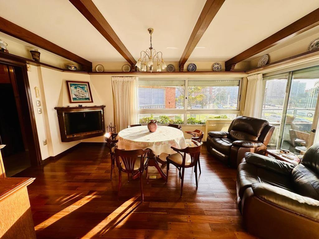 Venta Apartamento 3 Dormitorios y Servicio Completo Garaje D