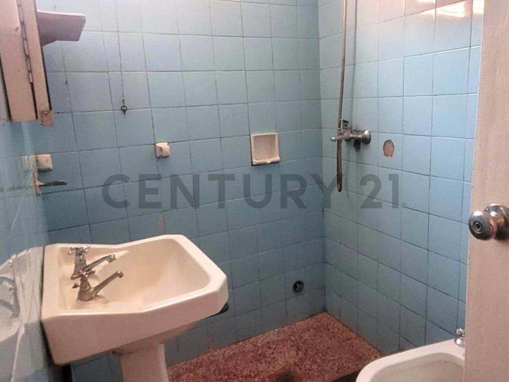 VENTA CASA A RECICLAR EN REDUCTO 100 m2 Al frente PH acep...