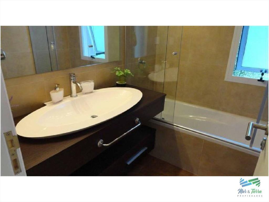 Vendo casa de 4 dormitorios con piscina en barrio