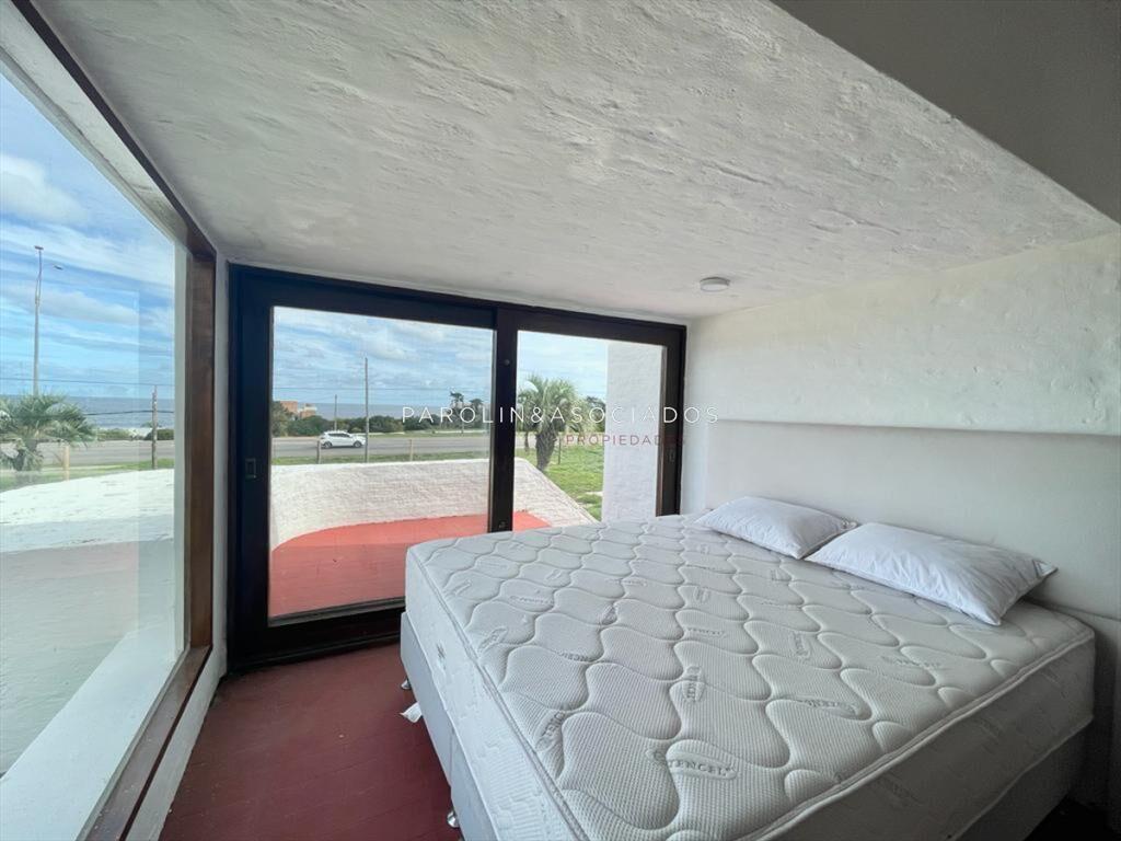 Casa en venta sobre la ruta, frente al mar Punta