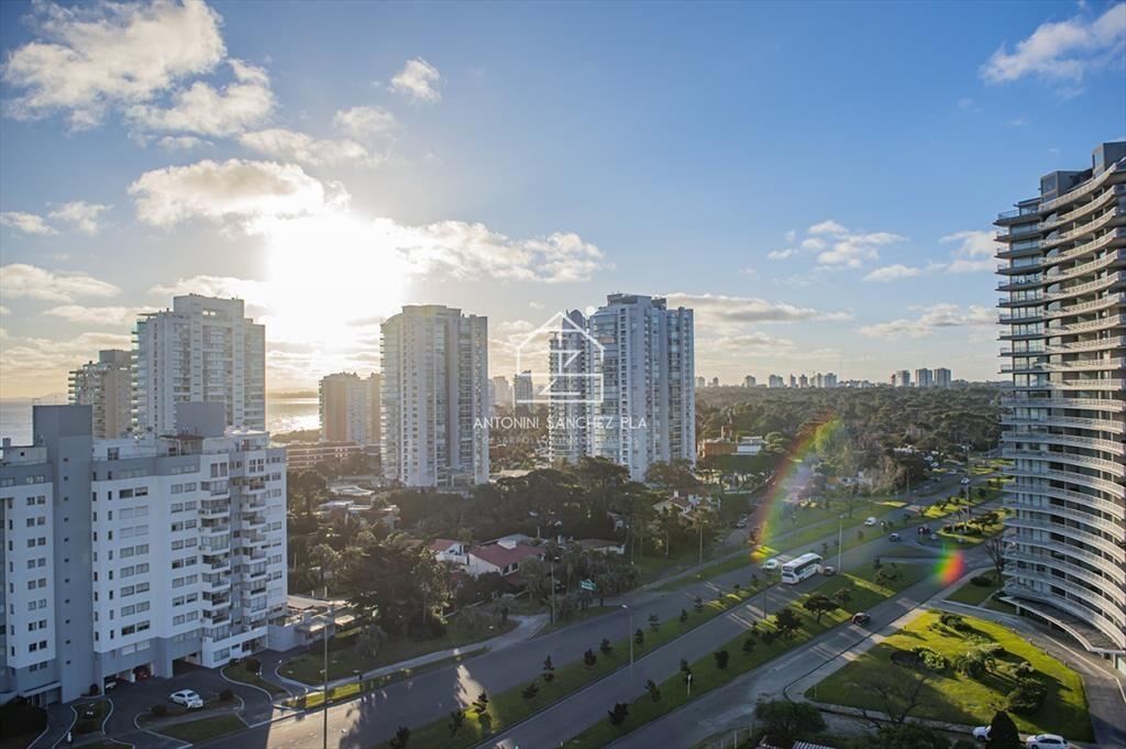 Vende apartamento de 2 dormitorios en Punta del Este.