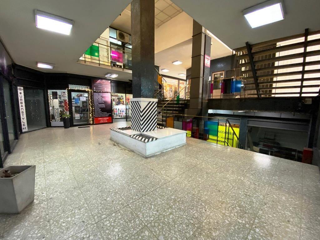Alquiler de Local comercial en Av. 18 de Julio y Yaguarón en