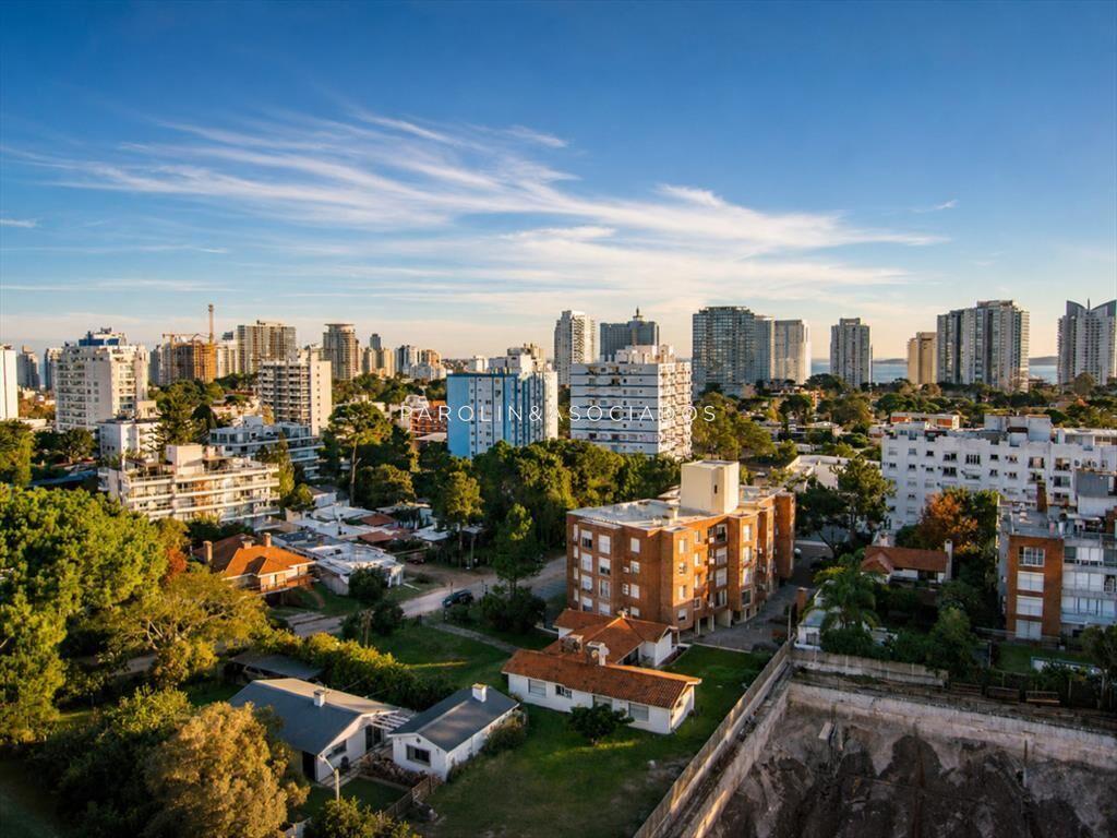 Vende apartamento de 3 dormitorios en Punta del