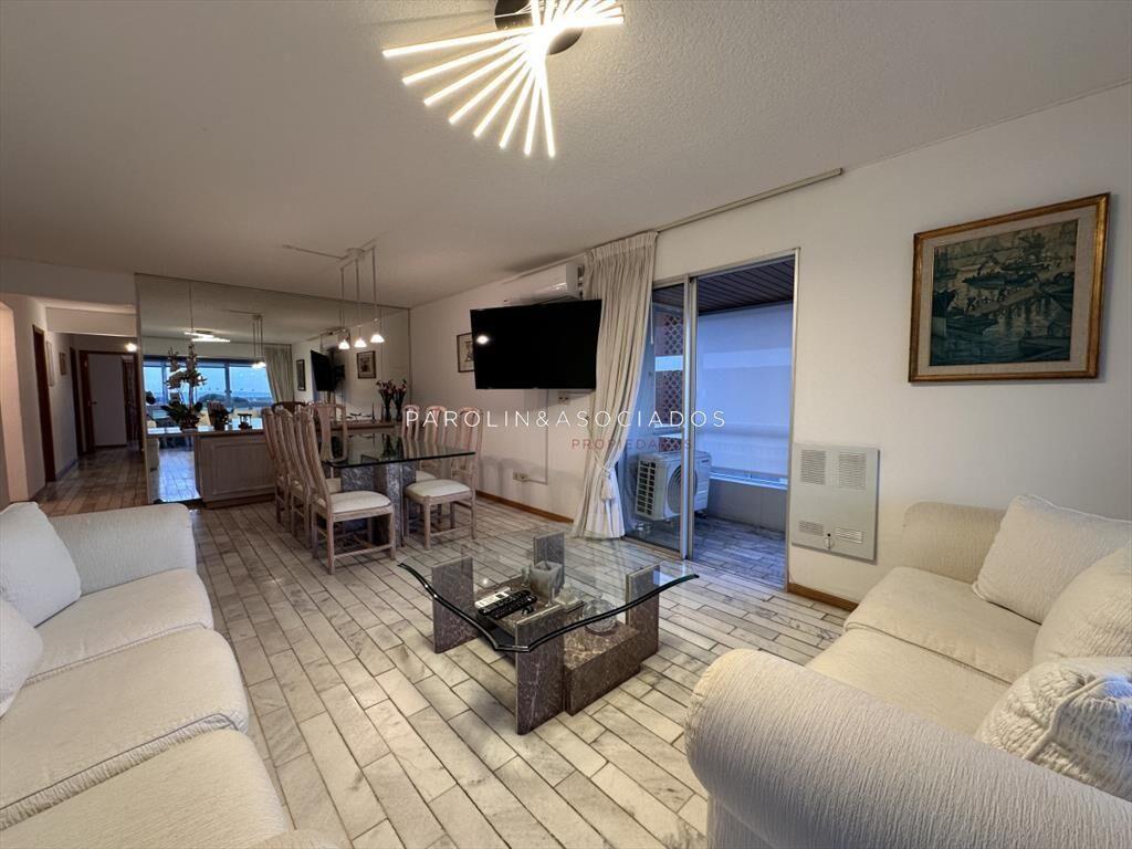 Vende apartamento de 3 dormitorios en Playa Punta