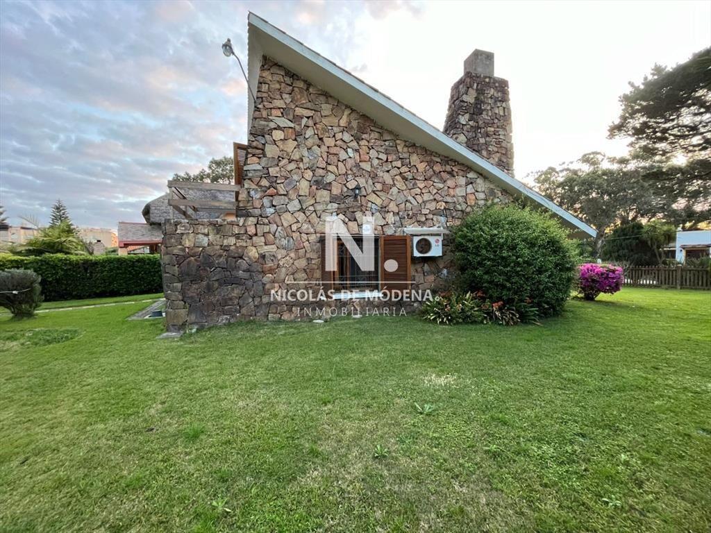 Vende casa de 3 dormitorios en Pinares, Punta del