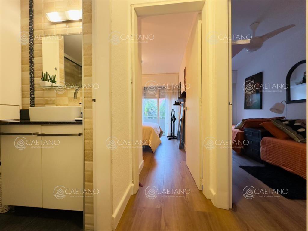 Venta apartamento de 2 dormitorios, con balcón. Playa mans