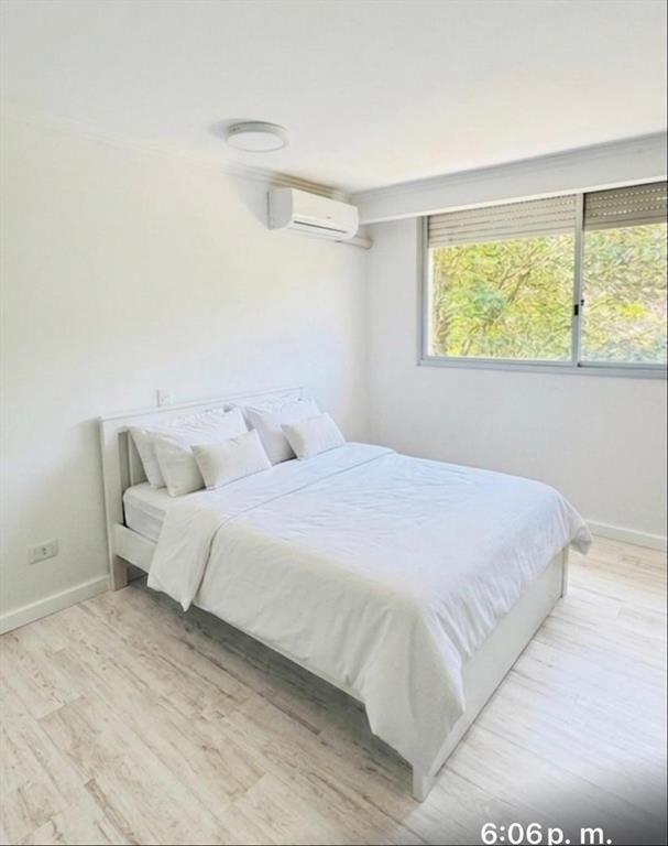 Apartamento tipo casa, 3 dormitorios, 3 baños, serv.completo
