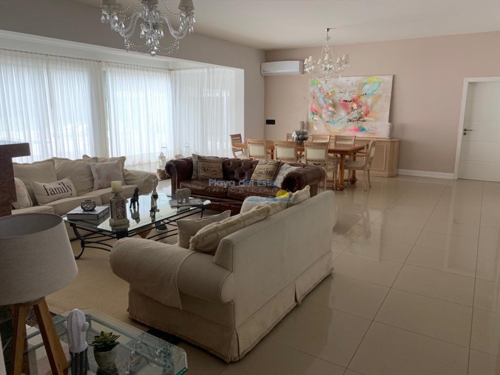 Moderna Casa de 4 Dormitorios en el Golf - Punta
