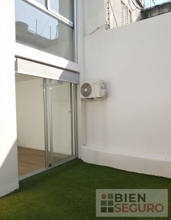 Cómodo monoambiente, planta baja con patio en venta en La B