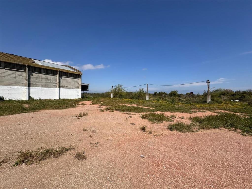 5 naves de 10.590 m2 mas oficinas, próximo Mdeo y Puerto.