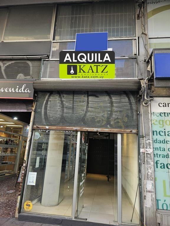 18 de Julio y Vazquez, boca de galeria, 58 m2 , 3 mts de fr