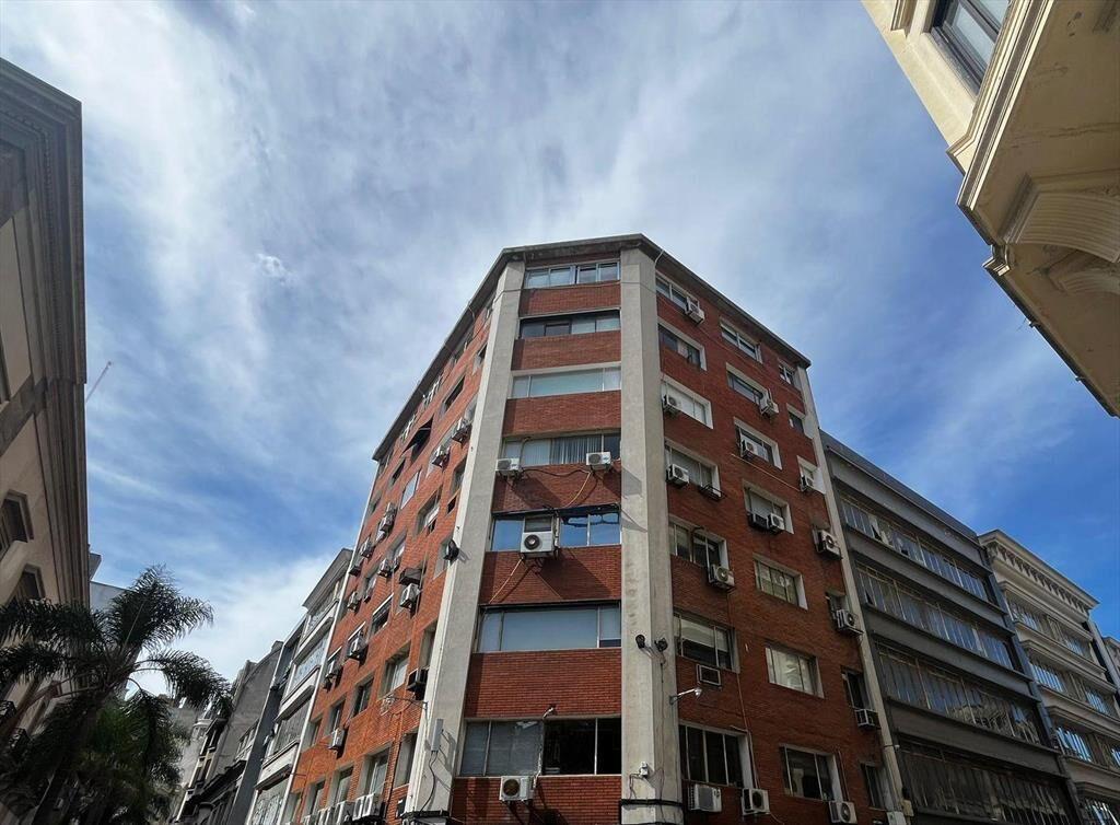 Sarandi y Juan Carlos Gomez, 9 ambientes, 194 m2 totales !!