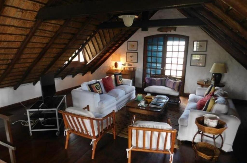 CASA EN VENTA DE 5 DORMITORIOS EN LA BARRA