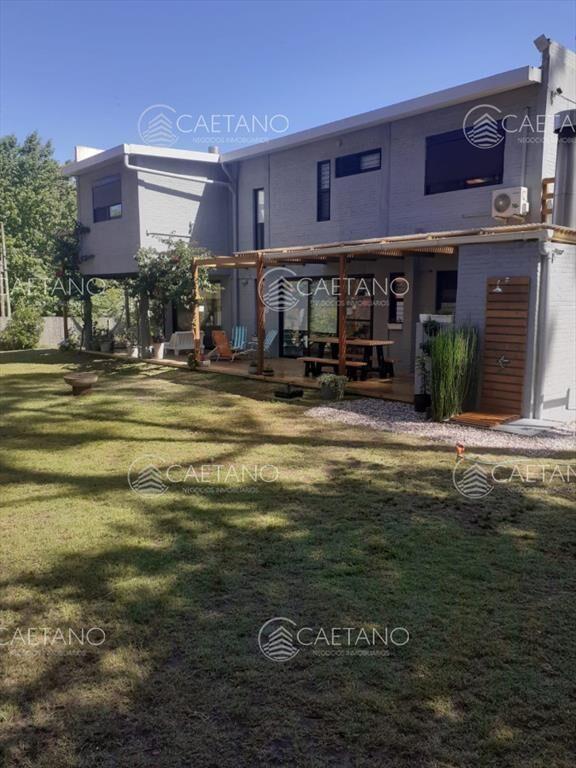 Moderna casa de dos plantas en San Rafael