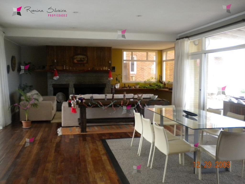 VENTA DE CASA DE 4 DORMITORIOS FRENTE AL MAR EN